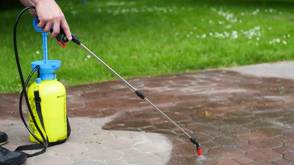 Ako odstrániť burinu zo zámkovej dlažby a chodníkov?