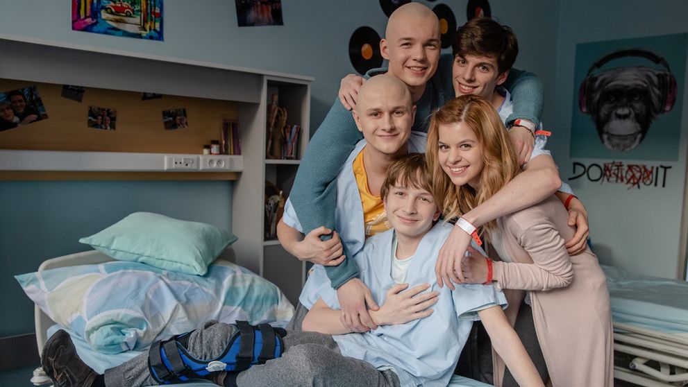 Sila priateľstva dokáže nemožné! Červené pásky chytili za srdce aj hercov