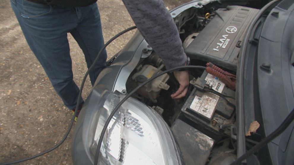 Viete, ako správne naštartovať auto káblami? Tieto rady vás môžu v zime zachrániť