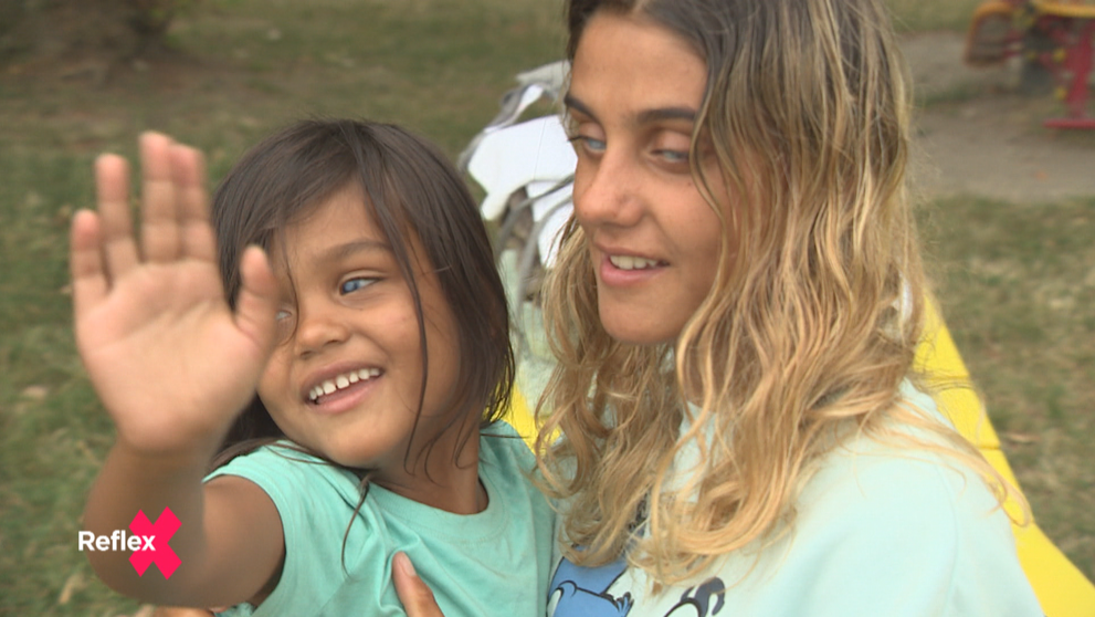 S malým dieťaťom sú na ulici