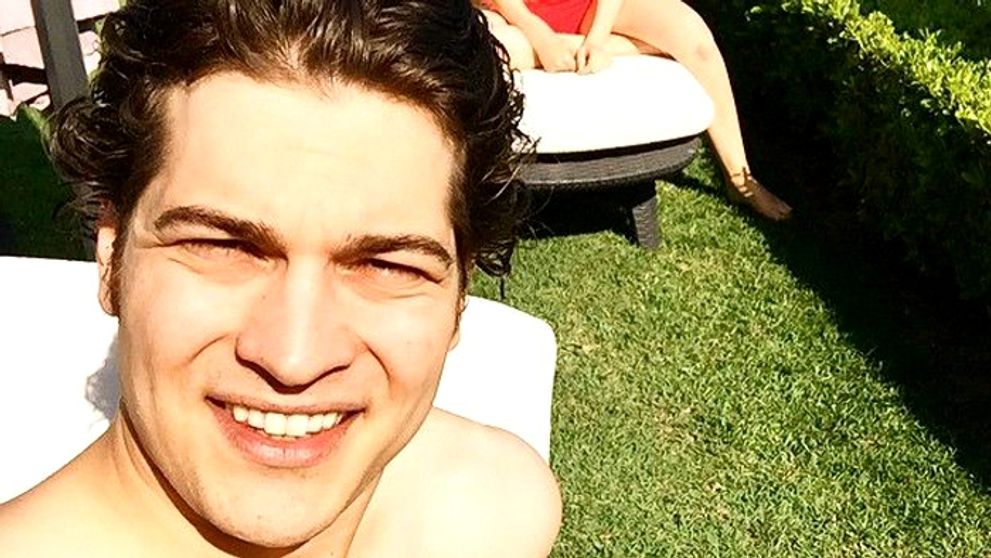 Emir z Ferihy si užíva aj na nakrúcaní: Polonahý na ležadle!