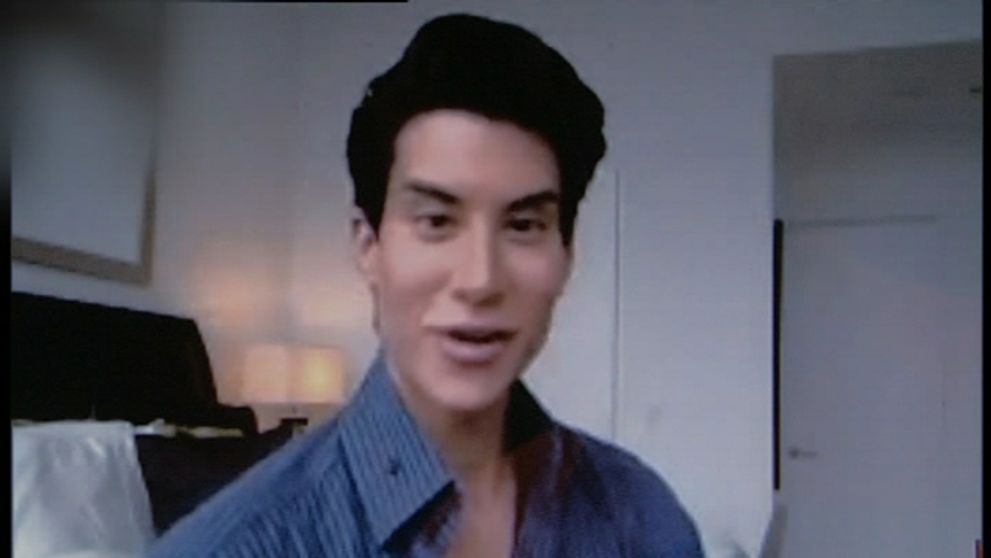 Justin je posadnutý plastikami