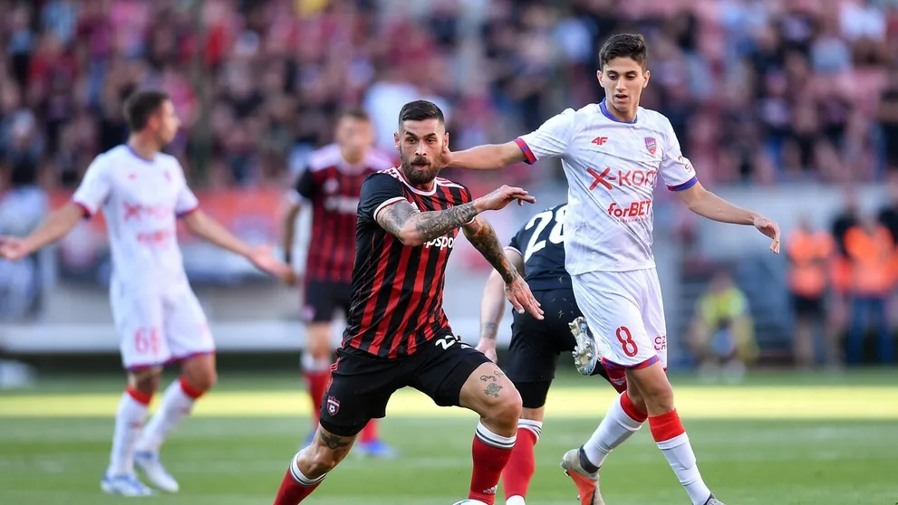 Z futbalistu ženáč: A pozrite na jeho krásnu manželku