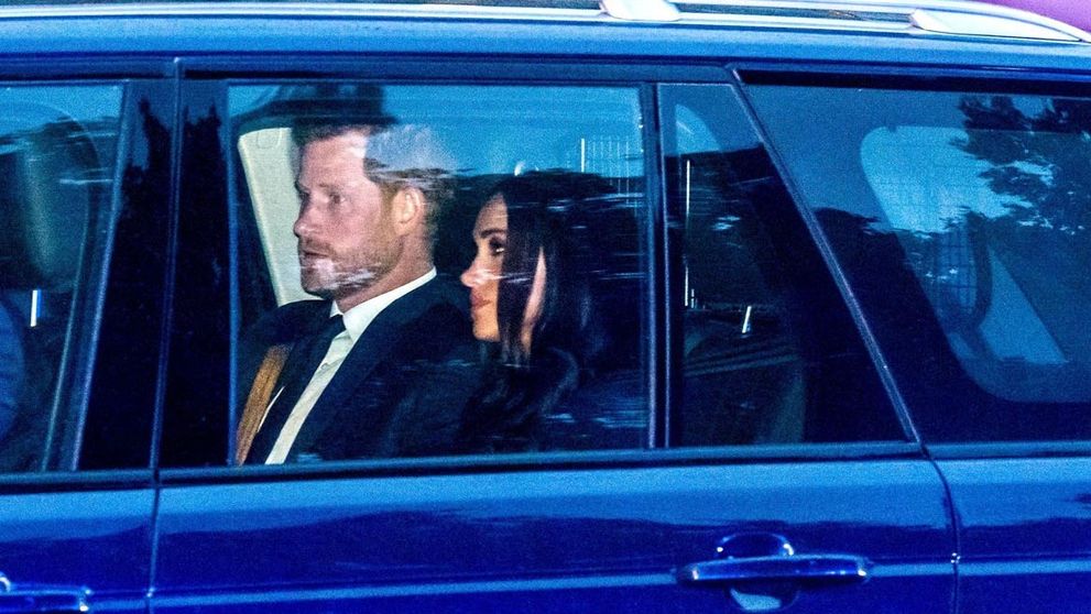 Kráľovskú rakvu si prevzala rodina: Princovia Harry a William sa opäť spojili