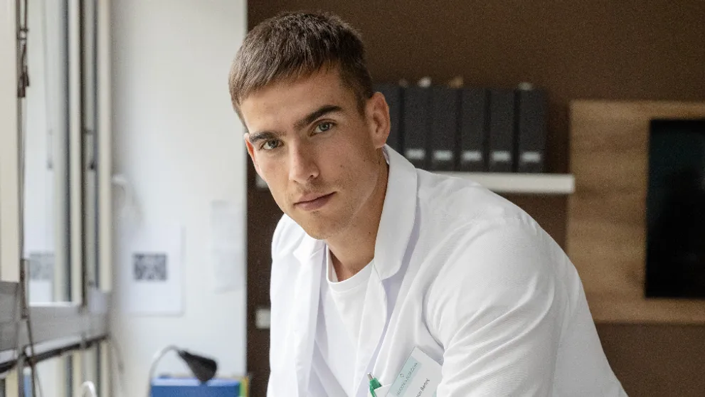 Herec z Pána profesora si oblieka biely plášť