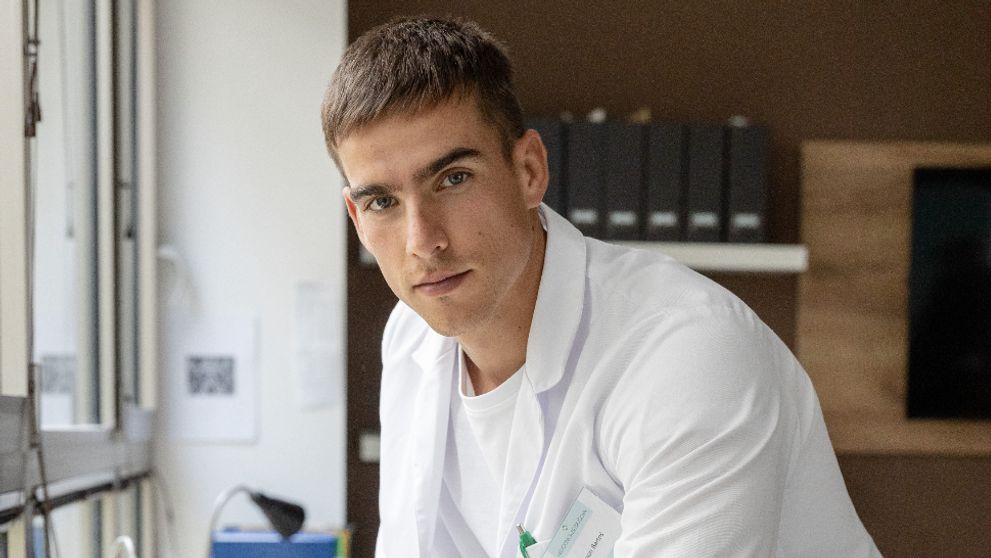 Herec z Pána profesora si oblieka biely plášť