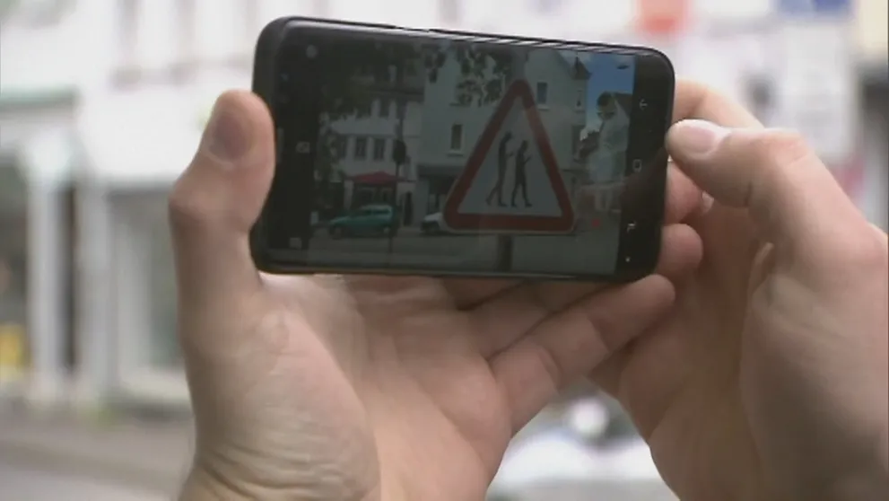 Nová dopravná značka pre chodcov so smartfónmi: Niekde zaviedli aj pokuty