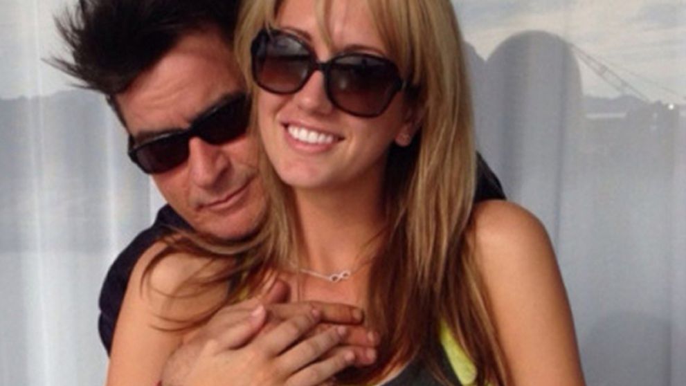 Charlie Sheen sa opäť utrhol z reťaze