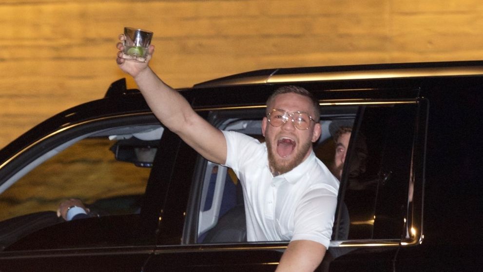 McGregor bez boja prišiel o titul šampióna v ľahkej váhe