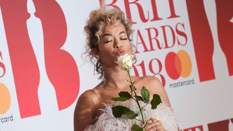 Móda z Brit Awards: Rita Ora ako Falco z Nekonečného príbehu, Dua Lipa ako ružová princezná