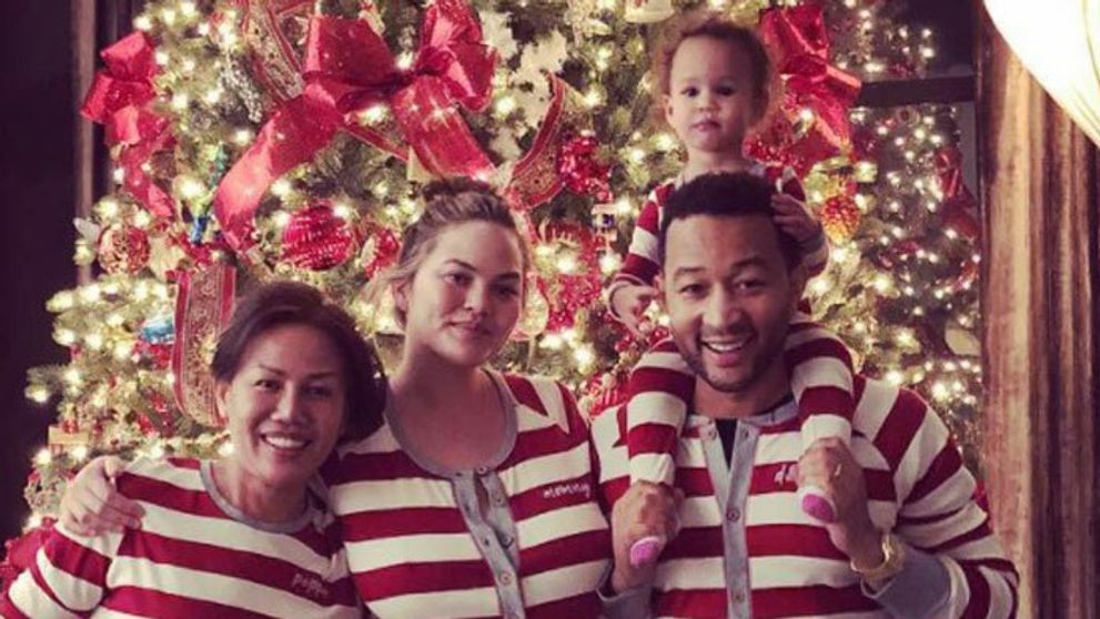 Vianoce sa u nich doma ešte neskončili. Chrissy Teigen ukázala tehotenské bruško