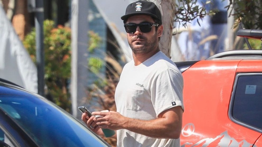 Zac Efron je zadaný. Mnohí si mysleli, že po jeho boku je chlap