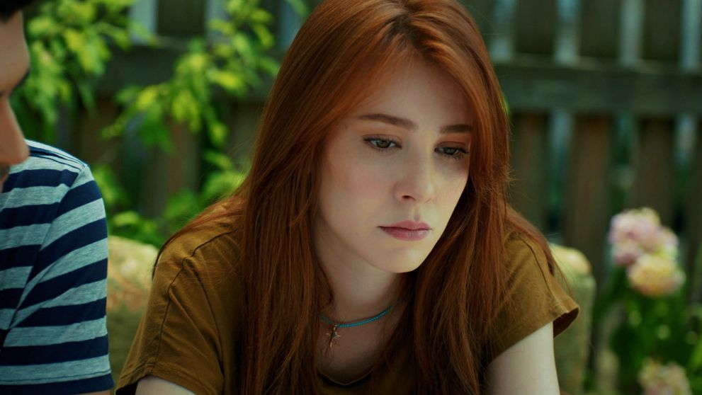 Defne nedokáže myslieť na nič iné, len na milovaného muža