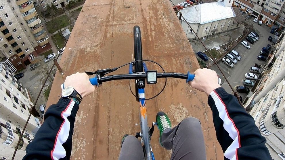 Šialený cyklista sa predvádza vo výške 40 metrov nad zemou