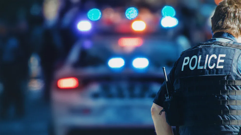 Pre selfie prišiel o prácu. V Británii prepustili policaja, ktorí sa fotil na mieste vraždy