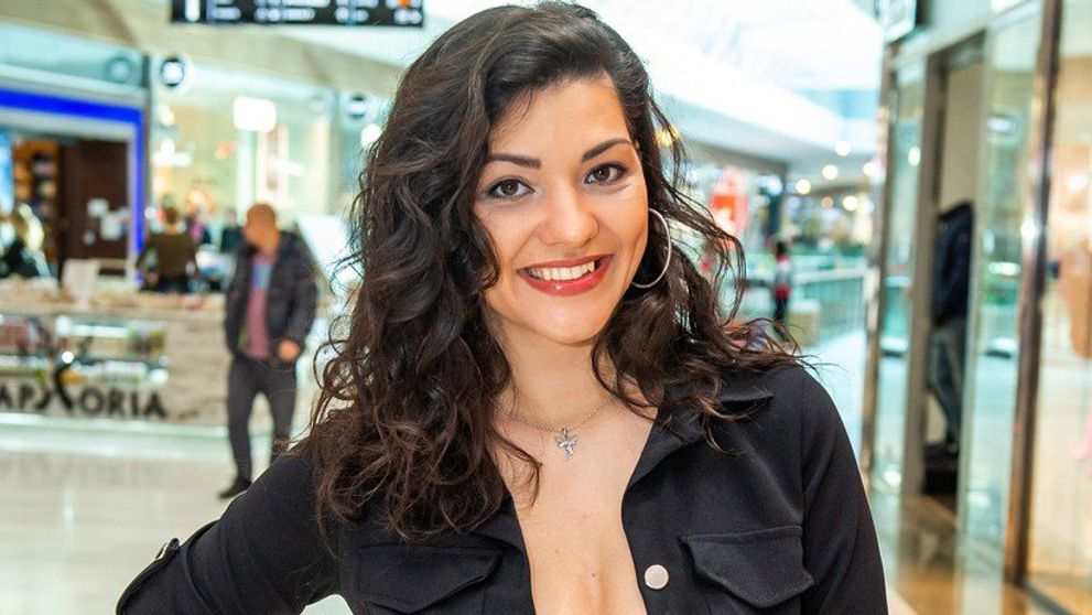 Mamba srší na materskej sexepílom. Ukázala pekelný výstrih