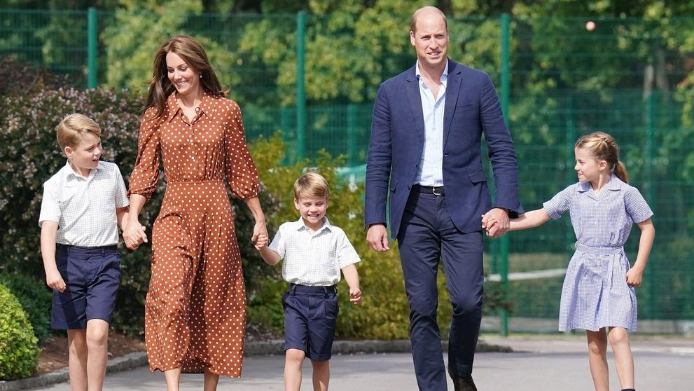 Deti princa Williama a vojvodkyne Kate boli prvýkrát v novej škole