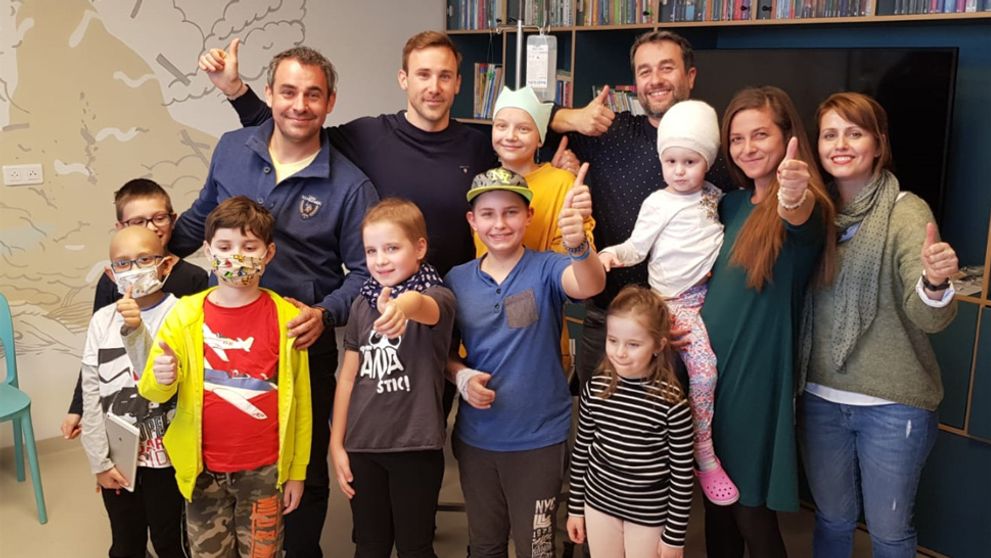 Vzácna návšteva na detskej onkológii. Oteckovia rozdávali radosť