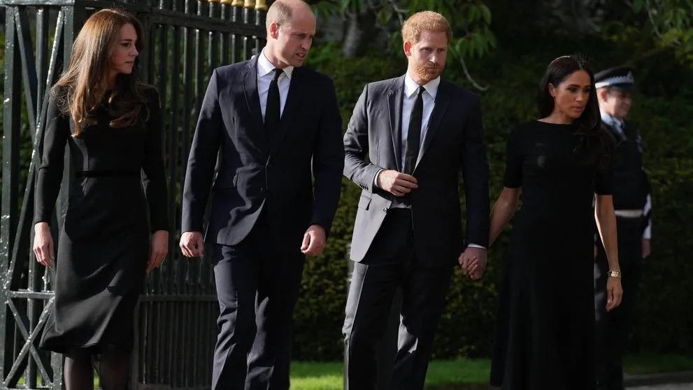 Veľký moment! Princ William a princ Harry spolu s manželkami vzdali hold kráľovnej