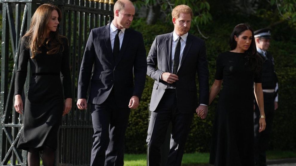 Veľký moment! Princ William a princ Harry spolu s manželkami vzdali hold kráľovnej