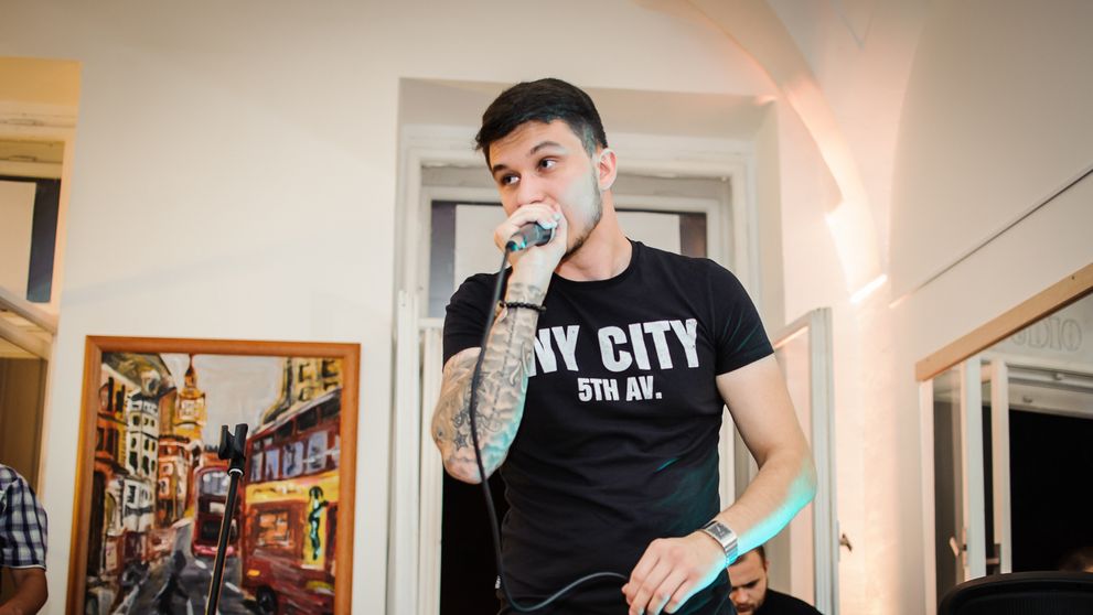 Slovenský raper zverejnil emotívnu pieseň. Motivuje aj vás