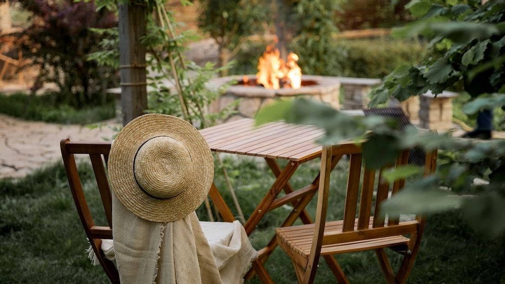 Čarovné letné noci na záhrade: 4 veci, ktoré potrebujete