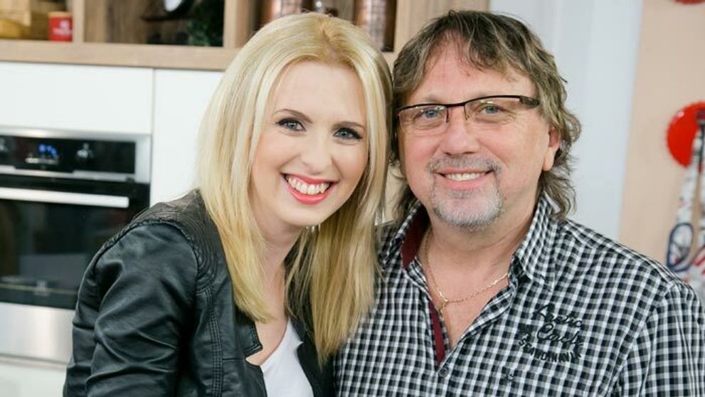 Kto je táto blondínka po spevákovom boku?