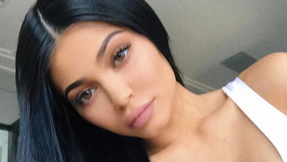 Kylie Jenner zaskočila fanúšikov. Takto vyzerajú jej pravé vlasy!