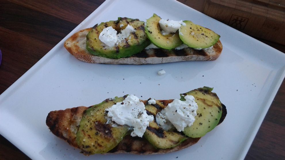 Experimenty s grilovaným avokádom, baklažánom a zemiaková polievka s údenou rybou
