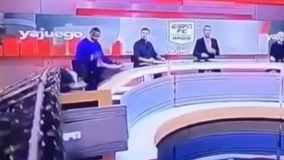 Na novinára počas relácie spadla obrazovka. Za všetko hovorí zdesenie moderátora