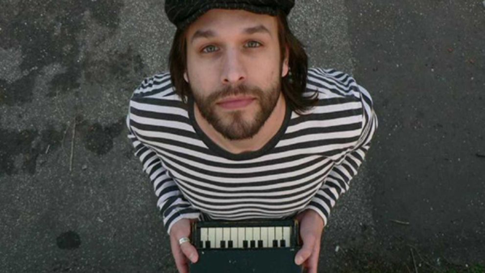 Charizmatický Kamil Mikulčík krstí charizmatický album!