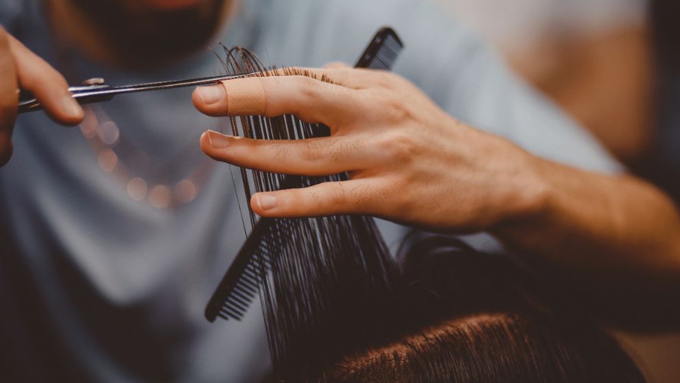 Bezdomovec sa dostal do rúk kaderníkovi. Po premene ho nespoznáte!