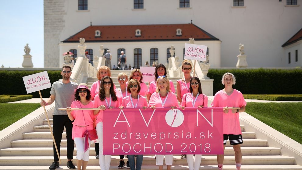 AVON Pochod: Tisíce ľudí spolu so známymi tvárami podporili boj za zdravé prsia