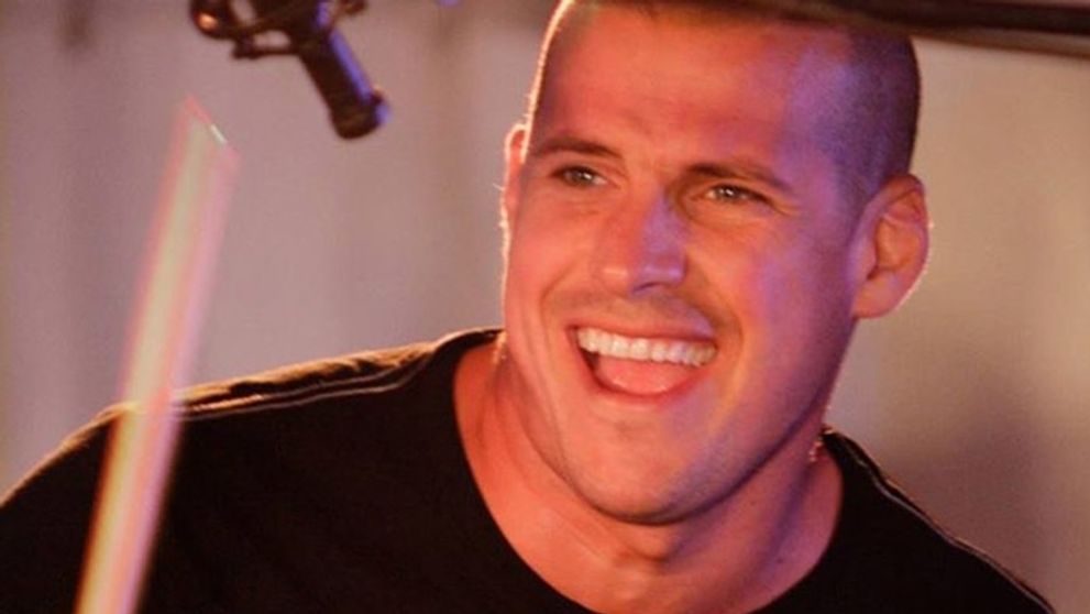 Známy bubeník- zlomená ruka a monokel na oku!