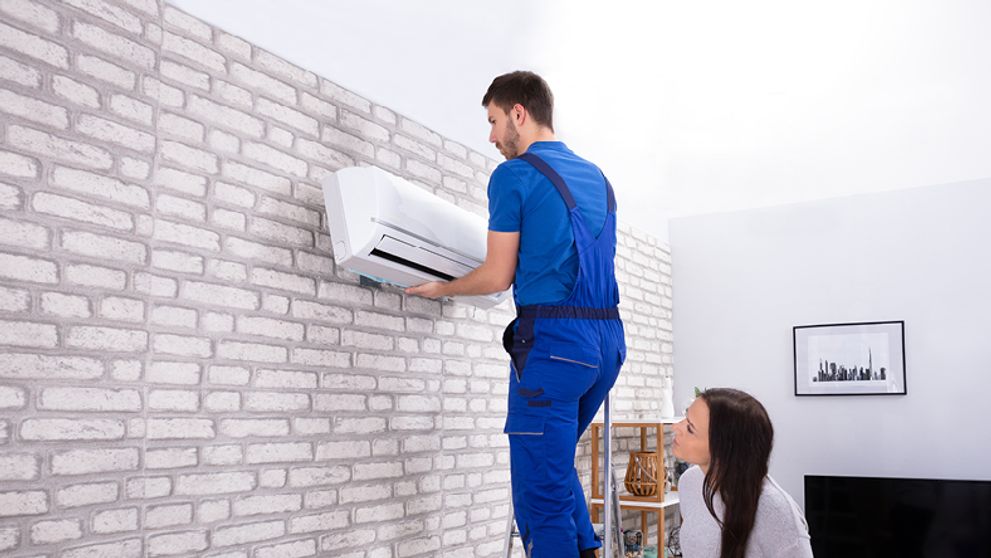 Inštalácia klímy patrí do rúk odborníkom. Čo ďalšie by ste mali pred jej montážou vedieť?