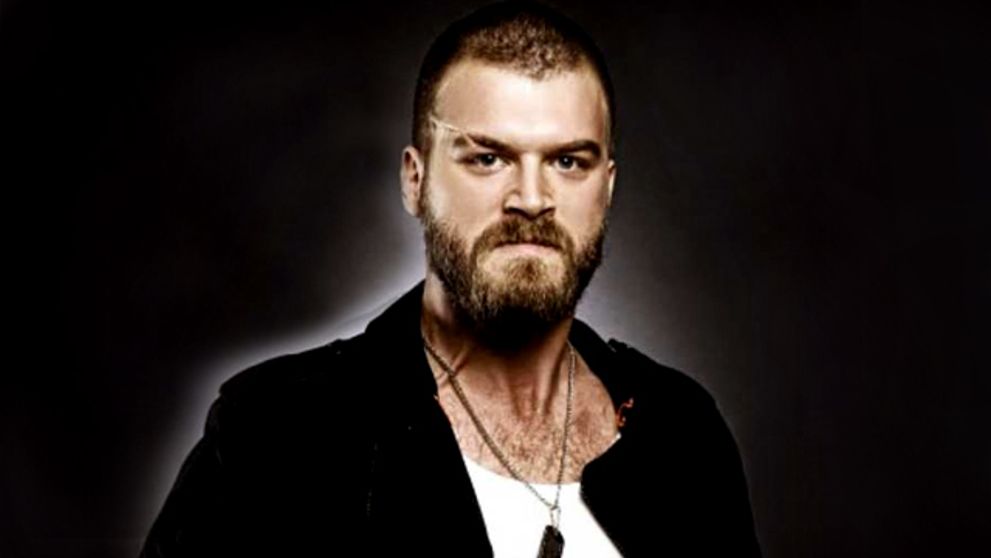 Kıvanç Tatlıtuğ: Z neodolateľného fešáka zjazvený zabijak!