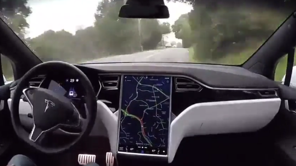 Auto rozhodne, koho má zabiť. Vedci chcú autonómnym vozidlám vštepiť etické pravidlá