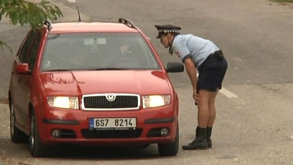Kubovčík v kostýme policajta Sojku zastavil auto nič netušiacich Čechov