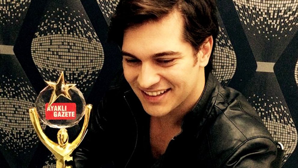 Prestížne ocenenie pre fešáka Çağataya Ulusoya!