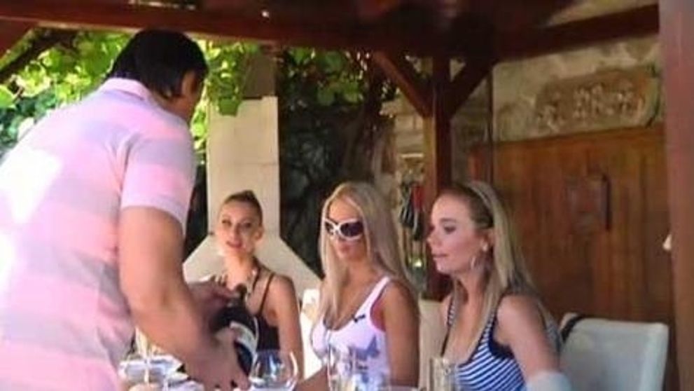 Jožo Vajda v obklopení zvodných žien!