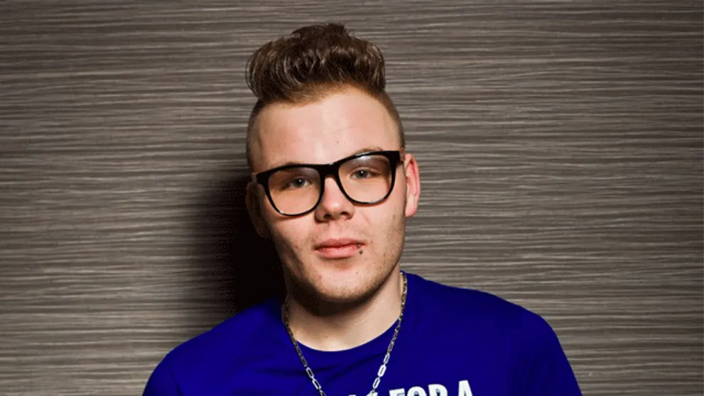 Nenápadného SuperStaristu nespoznáte. Potetovaná tvár a odhalené telo