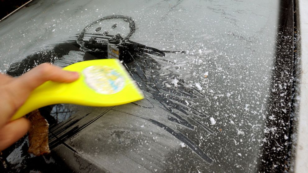 Máte nočnú moru z oškrabávania auta? Štyri rady, ako ráno ušetríte čas