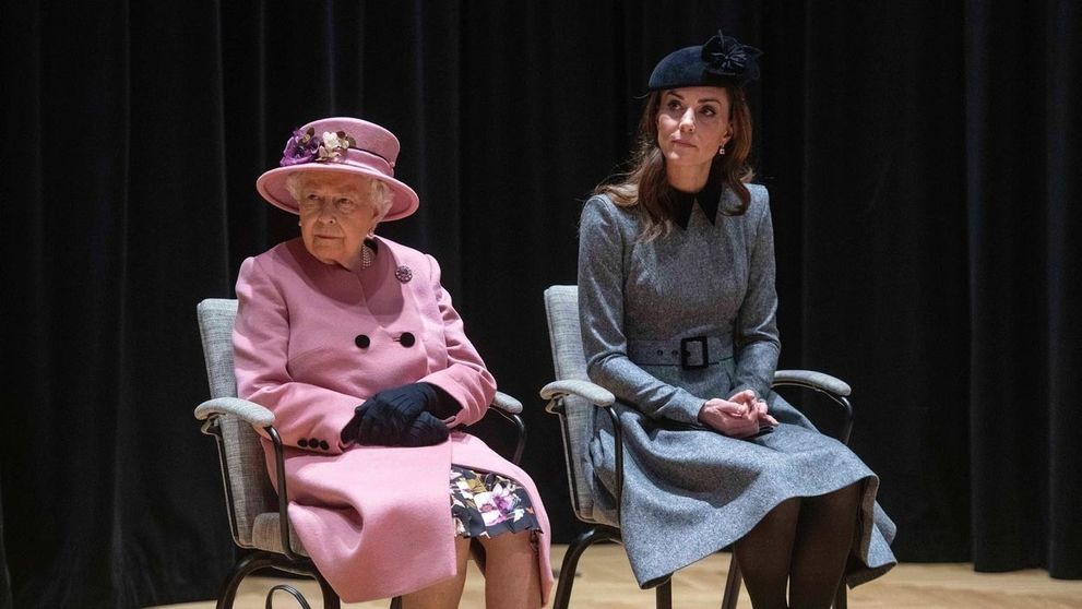 Prišlo to pred Vianocami: Po Kate a Williamovi zasiahol smútok aj kráľovnú