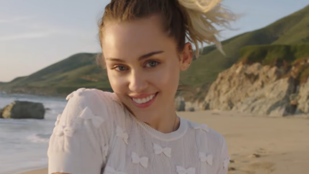 Vulgárna Miley je preč. Nádherná speváčka v novom klipe vyznáva lásku snúbencovi