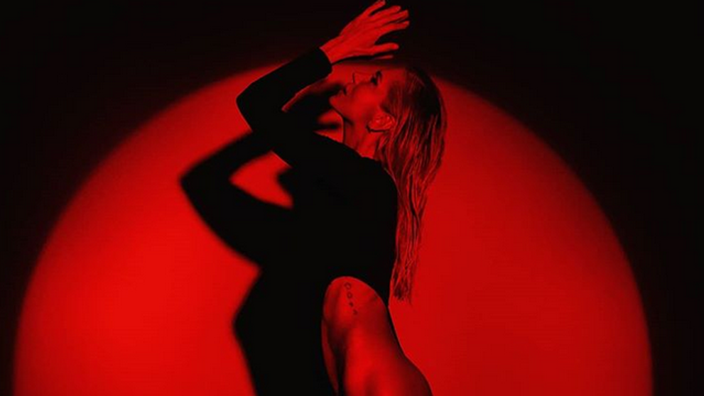 Dara Rolins v novom pikantnom videoklipe