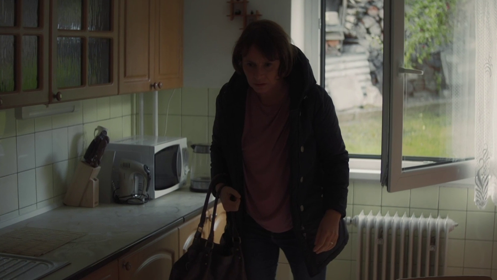 Prehnala to s alkoholom, našli ju ležať doma na zemi