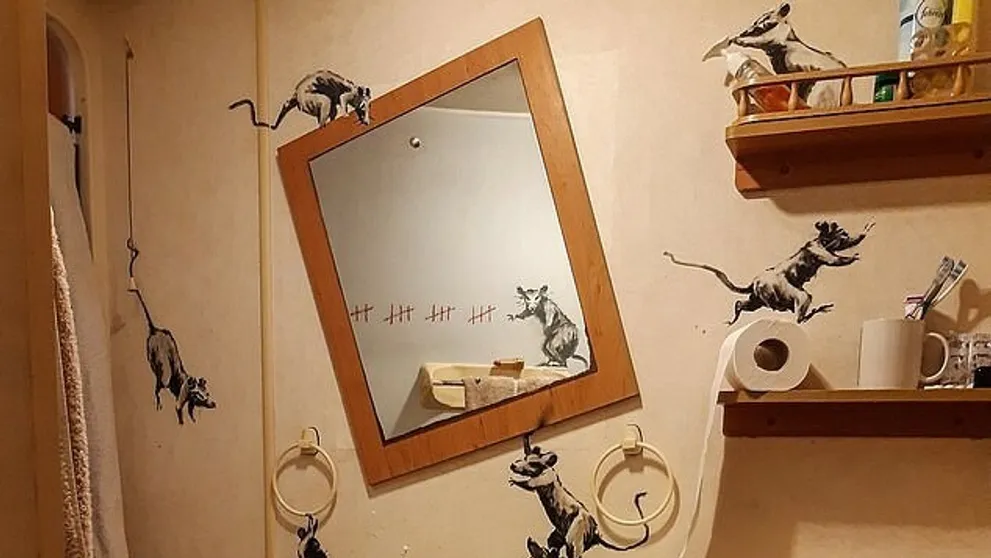 Aj Banksy pracuje z domu. Vtipné umelecké dielo vytvoril v kúpeľni