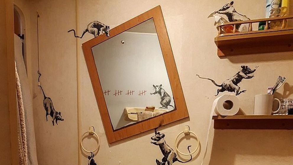 Aj Banksy pracuje z domu. Vtipné umelecké dielo vytvoril v kúpeľni
