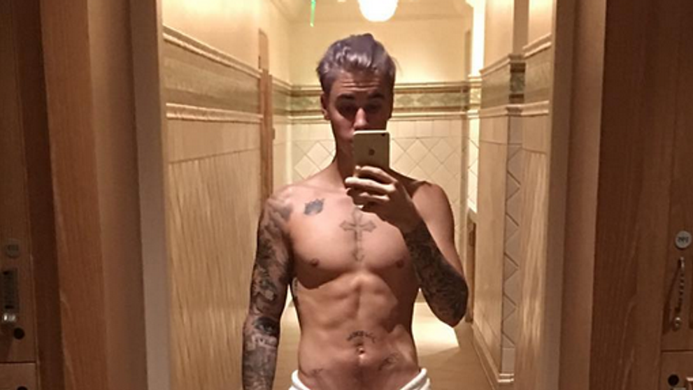 Dráždivá selfie Justina Biebera. Uterák mal poriadne nízko