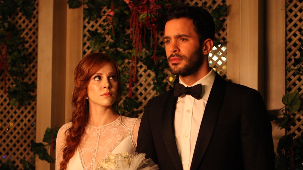 Šok v seriáli V hre je láska: Defne vo svadobných šatách povie Ömerovi celú pravdu. Povedia si áno?